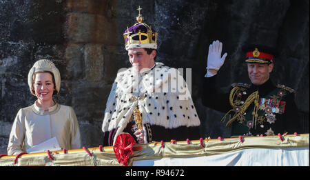 Olivia Colman, Josh O'Connor und Tobias Menzies Film eine Szene für die Netflix Drama in Caernarfon Castle. Die Königin präsentiert die neu investiert, Prinz von Wales auf die walisische Volk von Königin Eleanor's Gate. Mit: Olivia Colman, Josh O'Connor, Tobias Menzies Wo: Caernafon, Großbritannien Wann: 18 Aug 2018 Quelle: WENN.com Stockfoto