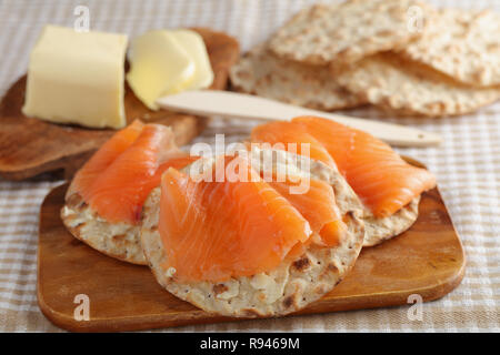 Sandwiches mit Salz Lachs und knackebrod, Schwedische Knäckebrot Stockfoto