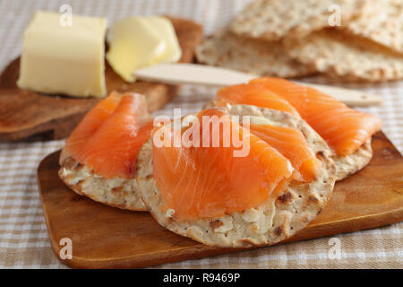 Sandwiches mit Salz Lachs und knackebrod, Schwedische Knäckebrot Stockfoto