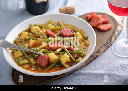 Italienische Suppe minestrone mit Chorizo Wurst Stockfoto