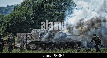 Tank Crew flucht aus brennenden Panzer III Stockfoto