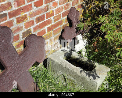 Altes Grab Kreuze auf einem dorffriedhof im Norden Deutschlands Stockfoto