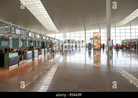 BARCELONA, SPANIEN - ca. November 2015: Check-in-Bereich am Flughafen Barcelona. Flughafen Barcelona-El Prat ist ein internationaler Flughafen. Sie ist eine der wichtigsten Luft Stockfoto