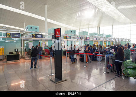 BARCELONA, SPANIEN - ca. November 2015: Check-in-Bereich am Flughafen Barcelona. Flughafen Barcelona-El Prat ist ein internationaler Flughafen. Sie ist eine der wichtigsten Luft Stockfoto