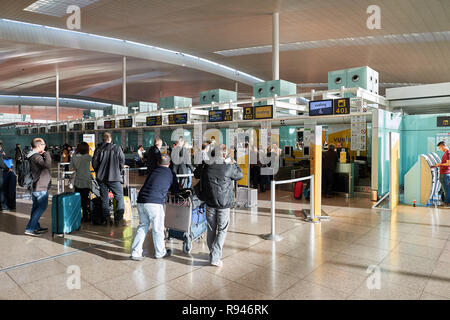BARCELONA, SPANIEN - ca. November 2015: Check-in-Bereich am Flughafen Barcelona. Flughafen Barcelona-El Prat ist ein internationaler Flughafen. Sie ist eine der wichtigsten Luft Stockfoto