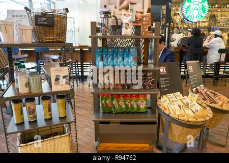 BUSAN, SÜDKOREA - ca. Mai 2017: waren auf Anzeige an der Starbucks Coffee Shop in Busan. Starbucks Corporation ist ein US-amerikanischer Coffee Company und coff Stockfoto