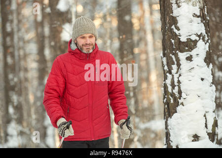 Reifer mann Langlauf Stockfoto