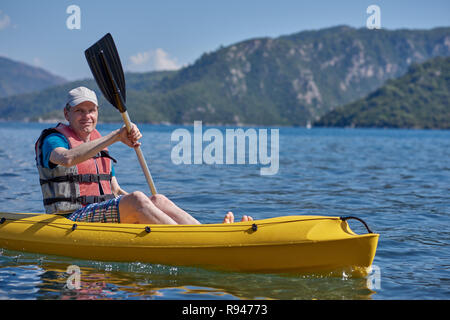 Mann in einem Kajak in die Bucht von Marmaris Stockfoto