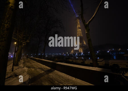 Paris, Frankreich, 6. Februar 2018: Eiffelturm nach ungewöhnlich grossen Schneefall über den Fluss Siene embarkment in Paris, Frankreich Stockfoto