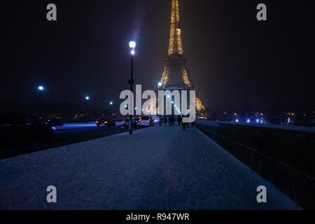 Paris, Frankreich, 6. Februar 2018: Verschneite Jena Brücke Eiffelturm in Paris nahe Zinn beleuchtet, Frankreich Stockfoto