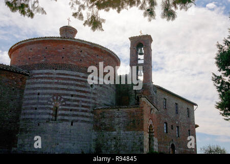 Die rotunde von Montesiepi Kapelle, die Einsiedelei auf dem Berg über der Zisterzienser Abtei San Galgano, Val di Merse, Toskana, Italien Stockfoto