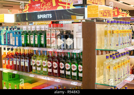 Warschau, Polen - ca. November 2017: Alkohol auf Aelia Duty Free Shop am Flughafen Warschau Chopin. Stockfoto