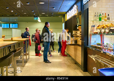 Warschau, Polen - ca. November 2017: McDonald's in Warschau Chopin Flughafen. Stockfoto