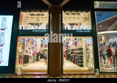 Mailand, Italien - ca. November 2017: Eingang an tezenis Stores in Mailand. Tezenis ist eine italienische Modemarke, in Verona gegründet. Stockfoto