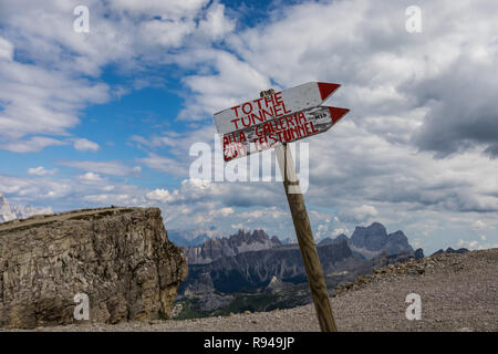 Mit der Wegbeschreibung zum Tunnel Zeichen, das in den Lagazuoi Berg während des Ersten Weltkrieges und der Galleria der Piccolo Lagazuoi, Dolomiten, Italien Stockfoto