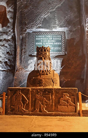 WIELICZKA, Polen - 28. Dezember 2010: Die Statue von König Kasimir III. dem Großen im Salzbergwerk Wieliczka (13. Jahrhundert) Stockfoto