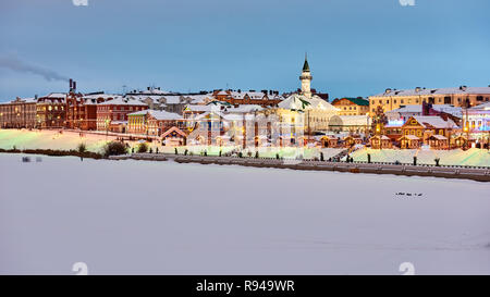 Kasan, Russland - Januar 3, 2015: Weihnachtsmarkt in der Old-Tatar Sloboda. Santa Claus, Ded Moroz, und Kysh Babay Warten für Kinder hier Stockfoto