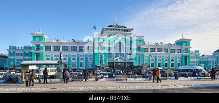 Omsk, Russland - 14. Februar 2015: die Menschen vor dem Hauptbahnhof. Die Station wurde 1896 und danach mehrmals vergrößert und r gegründet Stockfoto