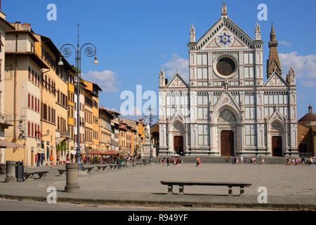 Florenz, Italien - 9 August, 2018: Die Menschen auf dem Platz vor der Basilika von Santa Croce. Es ist die Begräbnisstätte von einigen der berühmtesten Ita Stockfoto