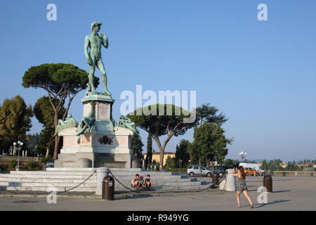 Florenz, Italien - 9. August 2018: Touristen machen Foto gegen die bronze Kopie des David von Michelangelo an der Piazzale Michelangelo. 1869 erstellt Stockfoto