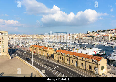 Blick über den alten Hafen von Marseille, Frankreich, mit Motorboote und Segelboote im Hafen bei Sonnenuntergang. Stockfoto