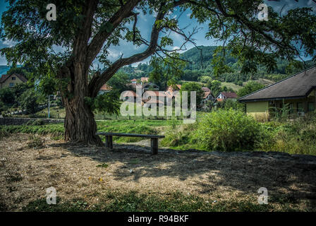 Eine kleine Sitzbank mit Blick auf die schöne Landschaft in der kleinen Stadt Kosjeric in Serbien Stockfoto