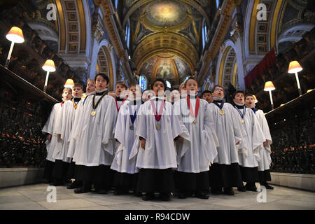 St Paul's Vorsänger Proben vor der geschäftigsten Wochen des Jahres an der St. Paul's Cathedral in London. Stockfoto