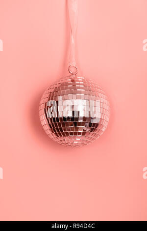 Weihnachten Disco ball Hängen auf Rosa. Creative Xmas Muster mit kopieren. Stockfoto