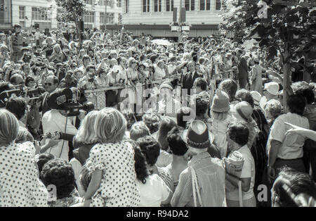 Sydney, Australien, 13. März 1977: Massen von Menschen aller Altersgruppen Linie Barrikaden und winken und jubeln bei der Ankunft der Königin Elizabeth II. und Prinz Philip am Sydney Square in der Nähe des Rathauses. Das königliche Paar besucht eine bürgerliche Rezeption mit dem Herrn Bürgermeister, Leo Hafen und später einen Service in der Nähe des St Andrews Kathedrale. Ihre Majestät und der Prinz waren Sydney zusammen mit zahlreichen anderen Teilen von Australien im März als Teil ihrer Silbernen Jubiläum World Tour. Foto Stephen Dwyer (im Alter von 17 Jahren) Stockfoto