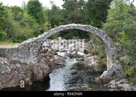 Die alte Packesel Brücke, Carrbridge Dorf, Badenoch und Strathspey, der Schottischen Highlands. Stockfoto