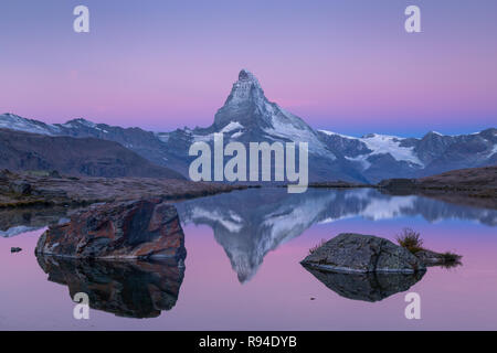 The famous Matterhorn reflected in the Stellisee during dawn. Zermatt, Switzerland. Stockfoto