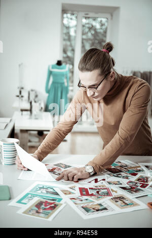 Junge Designer aus der Mode Studio arbeitet an einem neuen Konzept Stockfoto