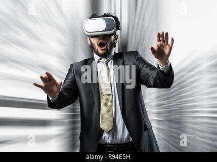 Schöne elegante Geschäftsmann erfahren Beeindruckende virtuelle Rea Stockfoto