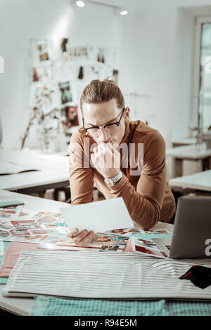 Hohe stattliche Designer von einem Mode studio Suchen besetzt Stockfoto