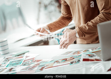 Designer von einem Mode Studio schneiden die Bilder für einen neuen Katalog Stockfoto