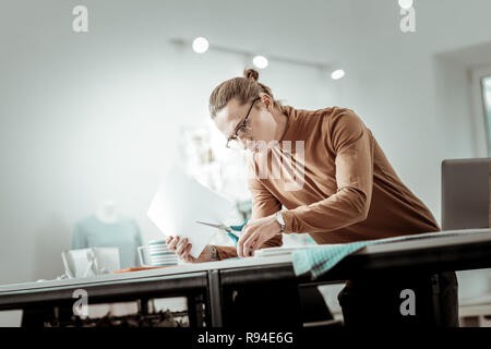 Junge schöne Designer von einem Mode Schule für die Lektion bereit Stockfoto