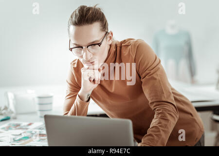 Attraktive junge blonde Designer von Generation Y suchen Besetzt Stockfoto