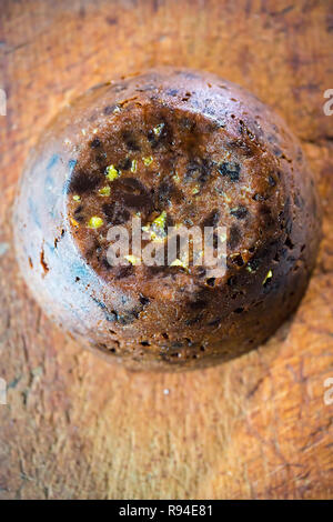 Plumpudding auf Holzbrett Stockfoto