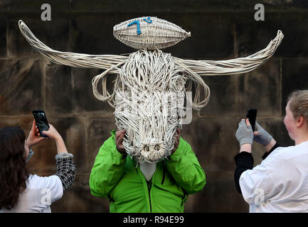 Ein Highland Kuh mit Rugby 7s Ball auf den Kopf wicker Skulptur als enthüllt im Innenhof der Edinburgh City Chambers, mit jeder Skulptur zeigt verschiedene Symbole, die jede Region in Schottland statt. Die 14 Skulpturen, die entlang der Royal Mile bis Dezember 29 angezeigt werden. Stockfoto