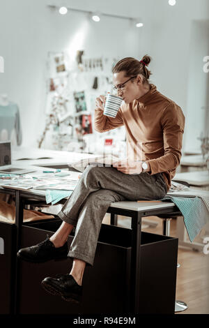 Junge Designer groß in Mode Schule in schwarze Schuhe Kaffee Stockfoto