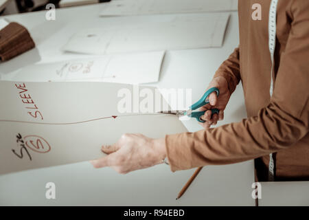 Professionelle Designer in ein braunes Kleid mit einer Hülse Kurve Stockfoto