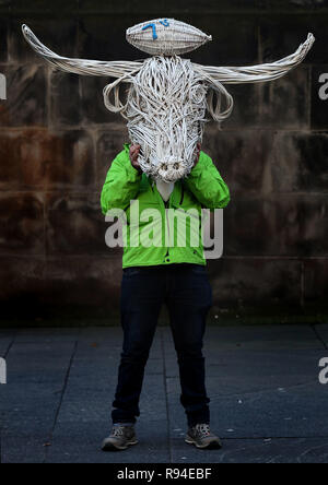 Ein Highland Kuh mit Rugby 7s Ball auf den Kopf wicker Skulptur als enthüllt im Innenhof der Edinburgh City Chambers, mit jeder Skulptur zeigt verschiedene Symbole, die jede Region in Schottland statt. Die 14 Skulpturen, die entlang der Royal Mile bis Dezember 29 angezeigt werden. Stockfoto