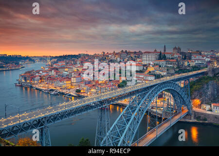 Porto, Portugal. Antenne Stadtbild Bild von Porto, Portugal mit der berühmten Luis I Brücke und den Fluss Duero während der dramatischen Sonnenuntergang. Stockfoto