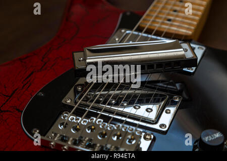 Mundharmonika auf einem alten E-Gitarre. Blues, Rock, Stockfoto