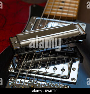 Mundharmonika auf einem alten E-Gitarre. Blues, Rock, Stockfoto