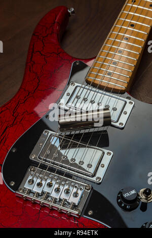 Slide Gitarre - E-Gitarre mit Stahl Folie ruhen auf den Saiten. Stockfoto