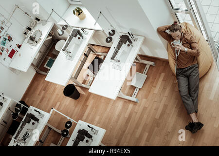 Hübscher junger Modedesigner mit langen Haaren Gefühl wunderbare Stockfoto
