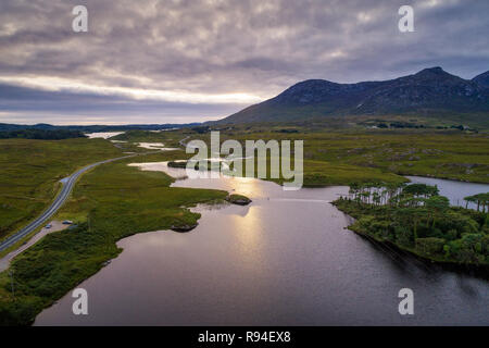 Luftaufnahme der Pinien Insel im Derryclare Lake Stockfoto