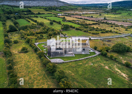 Luftaufnahme von Corcomroe Abbey Ruinen und dem Friedhof Stockfoto