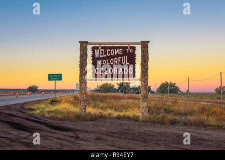 Bunte Colorado Straßenschild auf der Interstate I-76 Willkommen Stockfoto